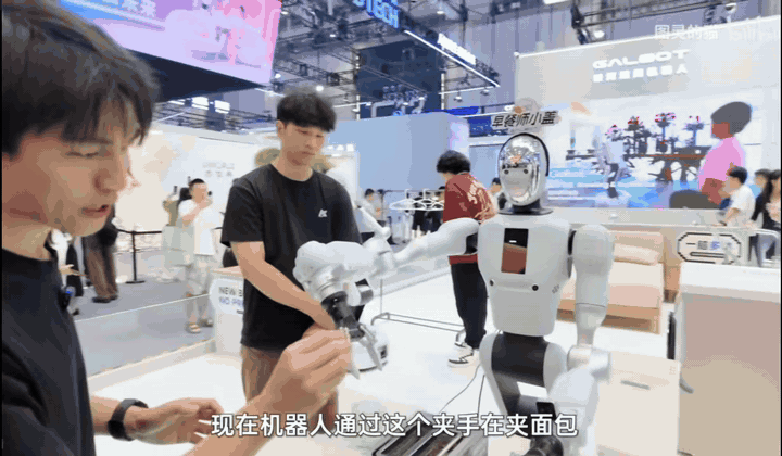 Robot Galaxea AI G1 sprema doručak